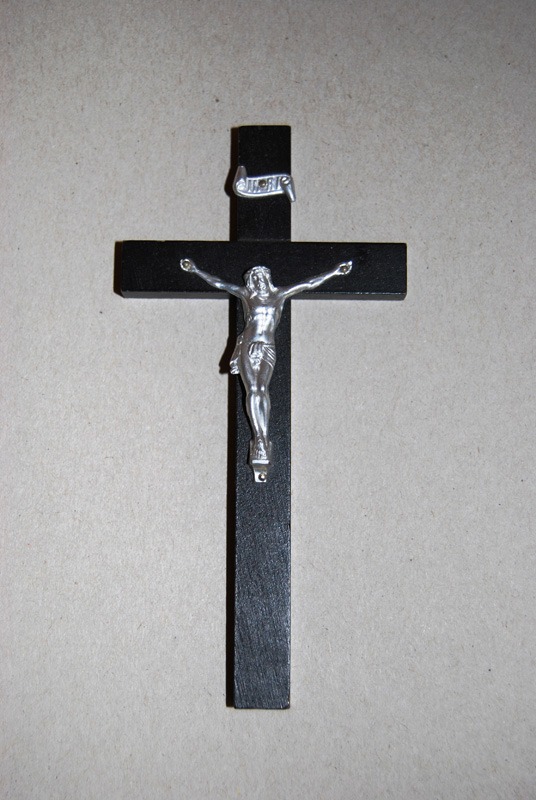 Geweihtes schwarzes Handkreuz aus Holz mit silberner Christusfigur