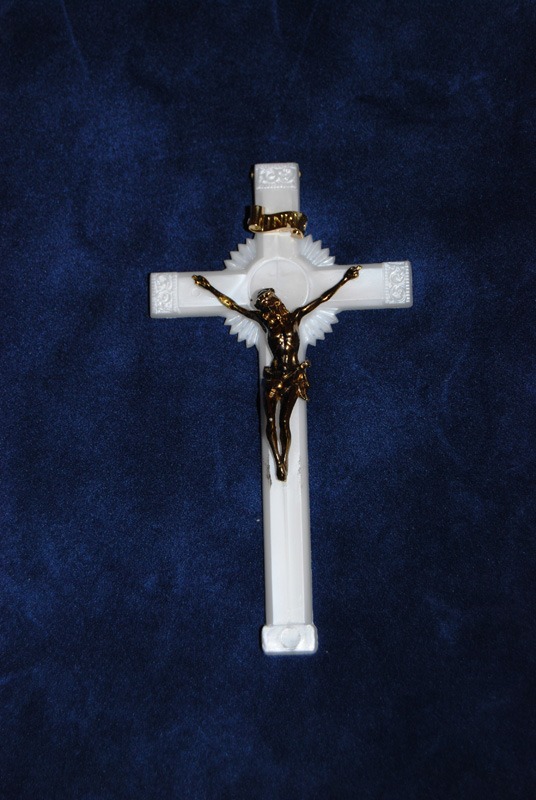 Geweihtes weißes Handkreuz aus Kunststoff mit Christusfigur