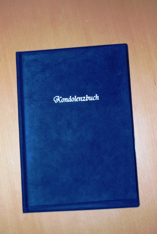Kondolenzliste mit blauem Samteinband und goldener Prägung