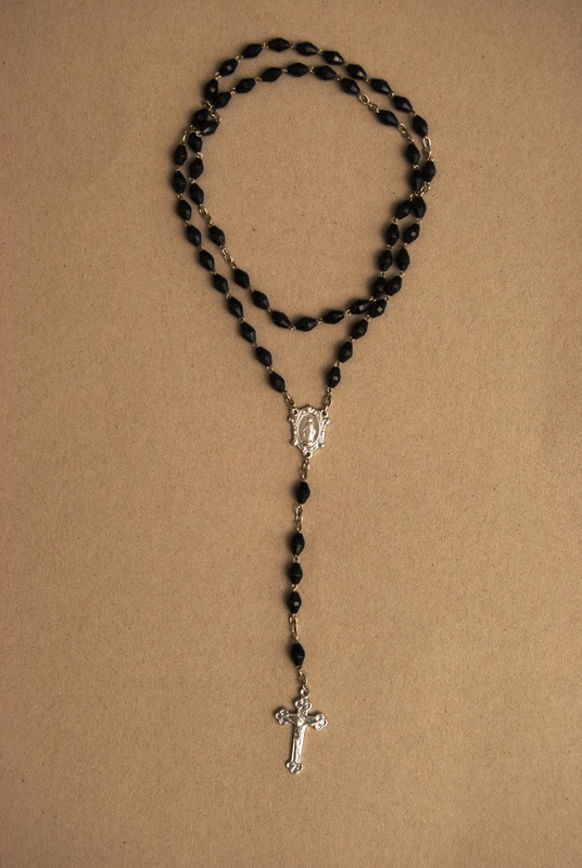 Geweihter Rosenkranz mit schwarzen Perlen und silbernem Kreuz