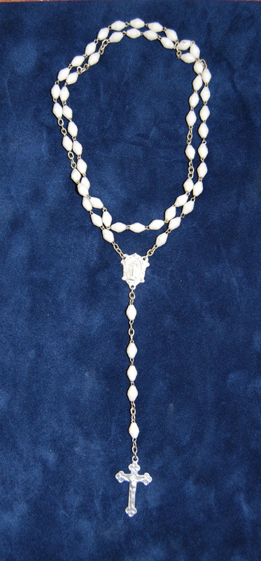 Geweihter Rosenkranz mit weißen Perlen und silbernem Kreuz