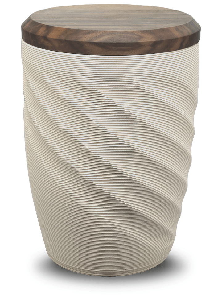 Urne aus Tonerde in Creme mit gedrehter Rillenstruktur und Nussbaumdeckel