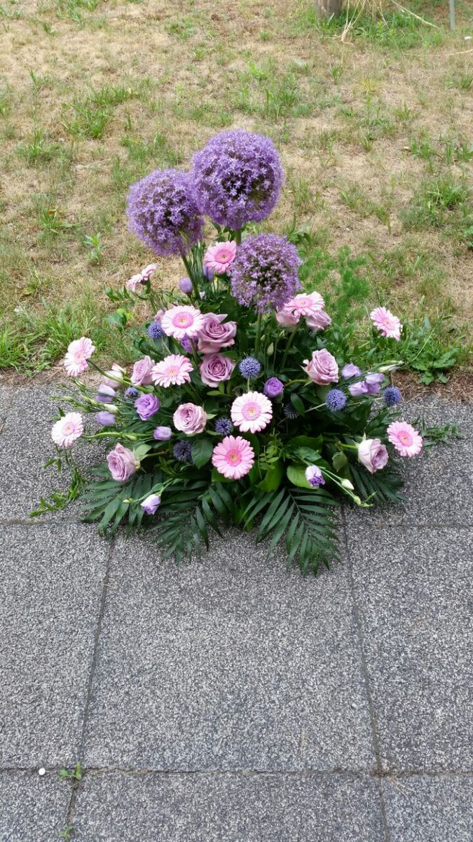 Bodengesteck in Rosa und Violett mit Alliumblüten, Gerbera und Rosen
