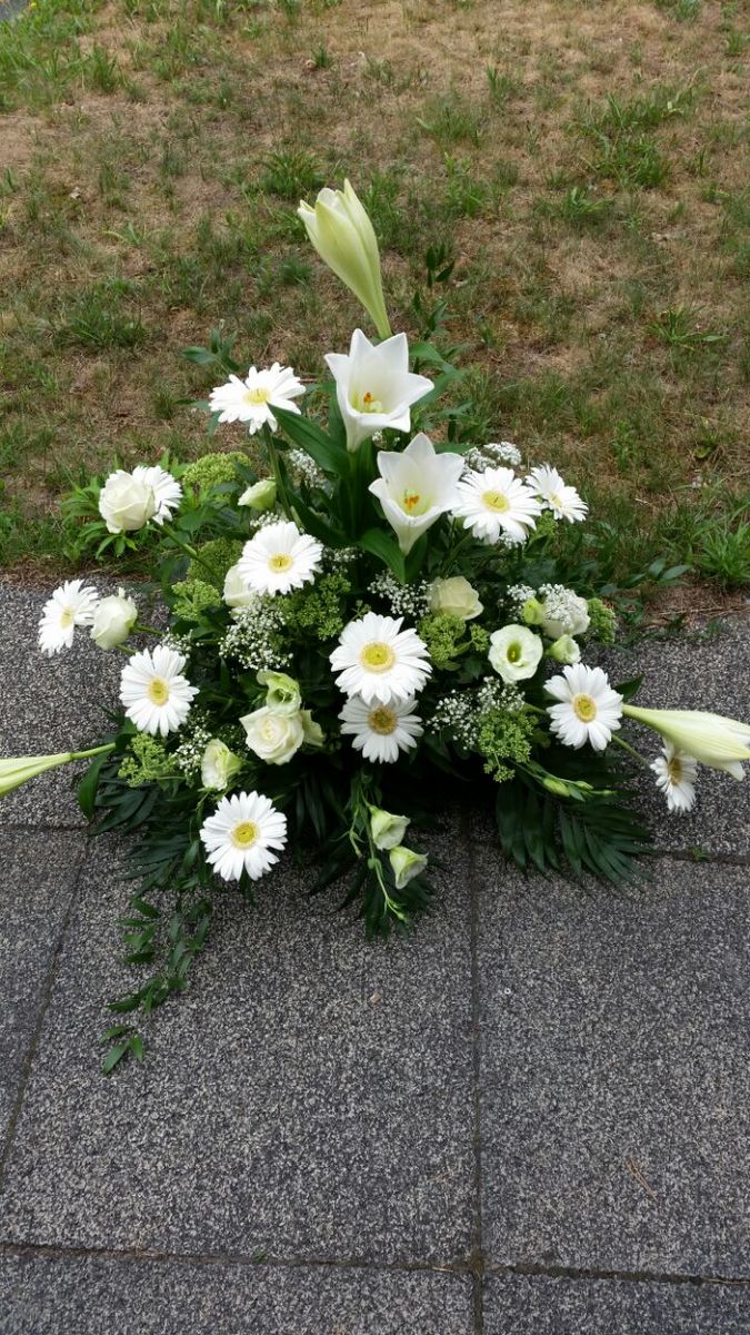 Bodengesteck in Weiß mit Lilien, Gerbera und Chrysanthemen