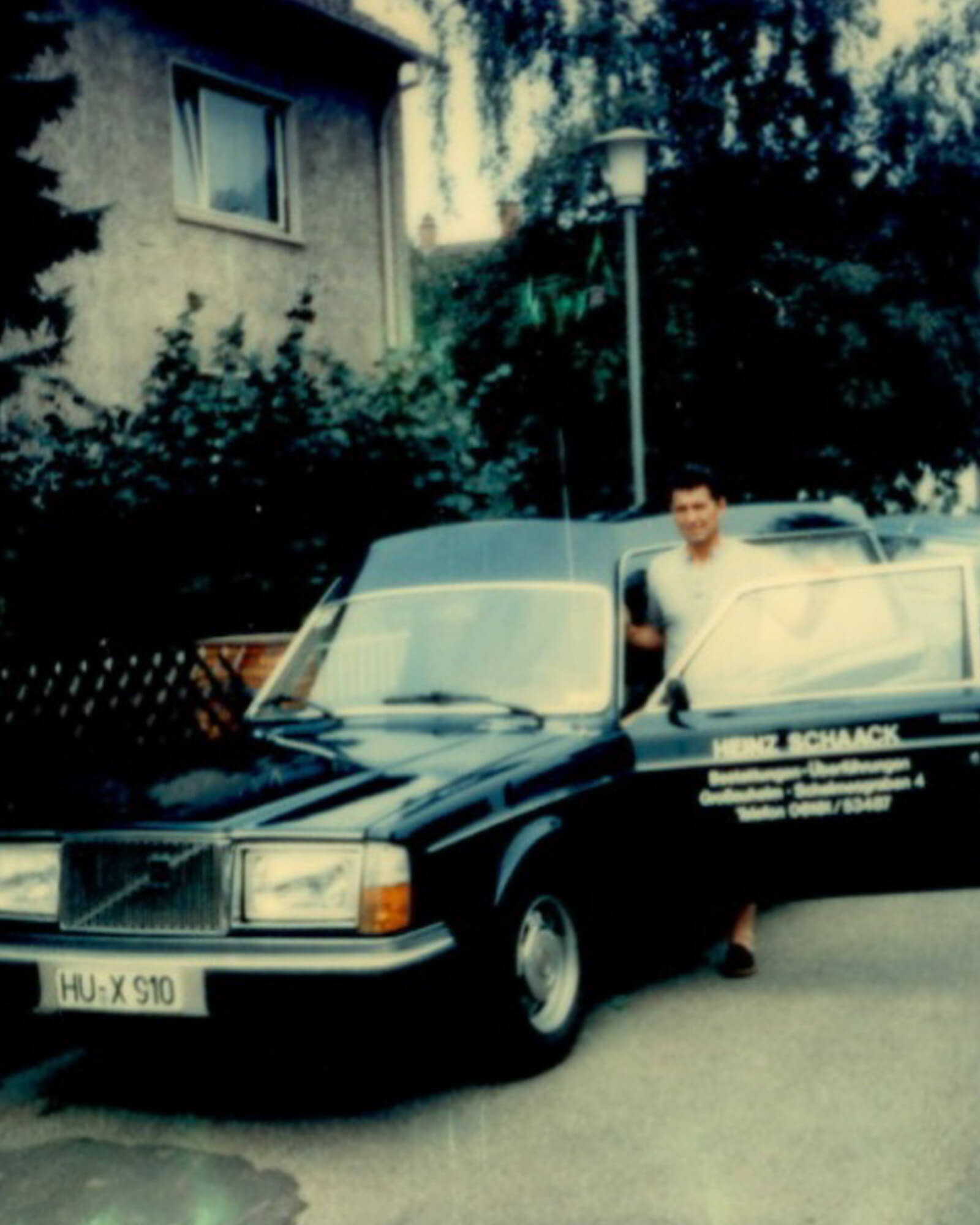 Heinz Schaack mit seinem ersten Bestattungswagen in den Anfangsjahren des Bestattungsinstituts in Großauheim