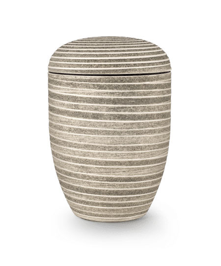 Beige Naturstoffurne mit gerillter Oberfläche in Steinoptik