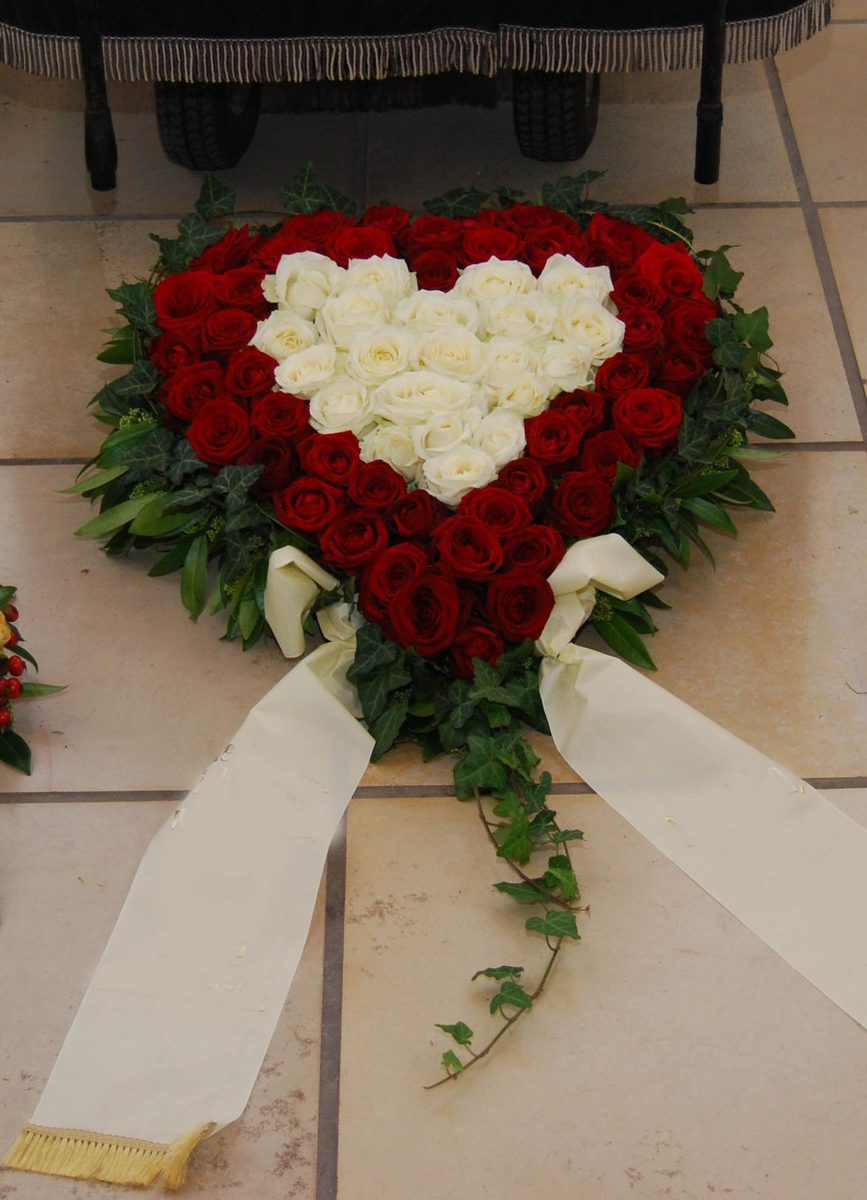 Herz aus roten Rosen mit einem Herz aus weißen Rosen in der Mitte