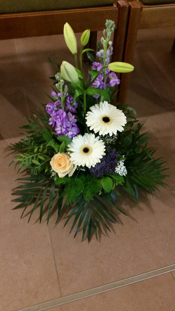 Stehendes Gesteck mit weißen Lilien, Gerbera und violettem Rittersporn